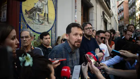 Multa a Pablo Iglesias por exceso de aforo en su taberna de Lavapiés Multa a Pablo Iglesias por exceso de aforo en su taberna de Lavapiés