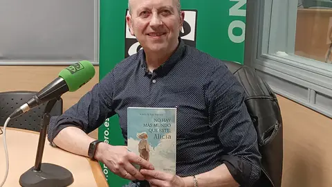 El escritor Acisclo Manuel Ruiz Torrero presenta su octava novela, "No hay más mundo que este, Alicia" Acisclo Manuel Ruiz Torrero con su octava novela "No hay más mundo que este, Alicia"