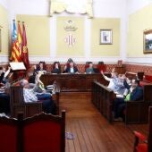 Foto del pleno del Ayuntamiento donde todos los grupos políticos presentes (los del PP abandonarón el pleno) votan a favor de pedir el mantenimiento de la cirugía cardíaca en el Hospital Universitario de la Ribera.