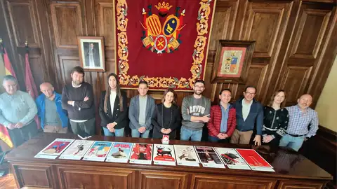 Los miembros del jurado muestran los carteles finalistas para anunciar las Fiestas del Ángel 2025 CARTELES VAQUILLA