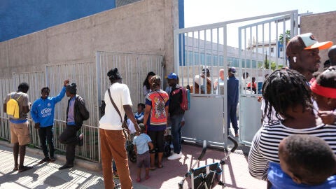 Un grupo de personas migrantes acogidos en un centro de Santa Cruz de Tenerife se re&uacute;nen este jueves fuera de sus instalaciones para protestar por lo la gesti&oacute;n que realiza Cruz Roja.