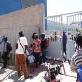 Un grupo de personas migrantes acogidos en un centro de Santa Cruz de Tenerife se reúnen este jueves fuera de sus instalaciones para protestar por lo la gestión que realiza Cruz Roja.
