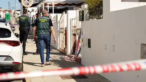 Imagen de la Guardia Civil recabando indicios en casa de la mujer. - Francisco J. Olmo - Europa Press Imagen de la Guardia Civil recabando indicios en casa de la mujer. - Francisco J. Olmo - Europa Press
