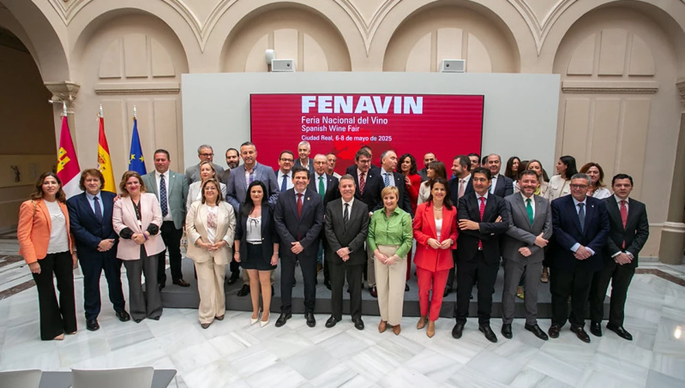 Foto de familia tras la firma del convenio Foto de familia tras la firma del convenio