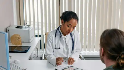 Esto es lo que debes saber de las oposiciones a Médico de Familia en Aragón Médico pasando consulta