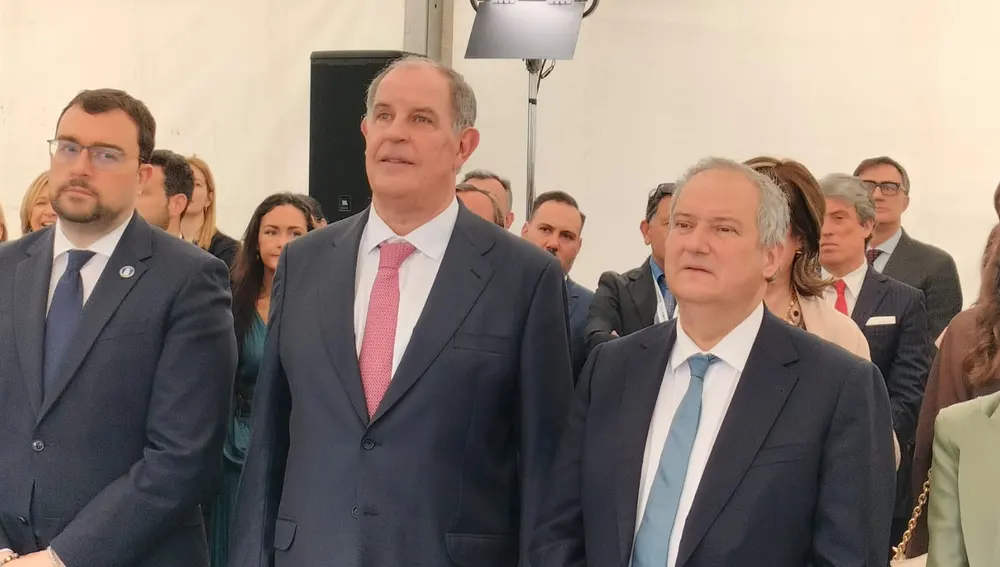 Álvaro Platero presidente de Gondan flanqueado de Barbón y Hereu. Álvaro Platero presidente de Gondan flanqueado de Barbón y Hereu.