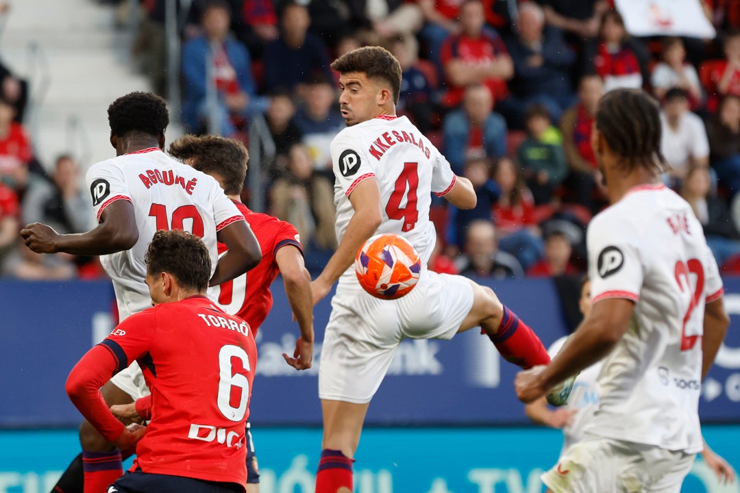 Osasuna se dispara y angustia al Sevilla Osasuna se dispara y angustia al Sevilla