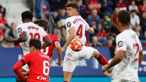Osasuna se dispara y angustia al Sevilla Osasuna se dispara y angustia al Sevilla