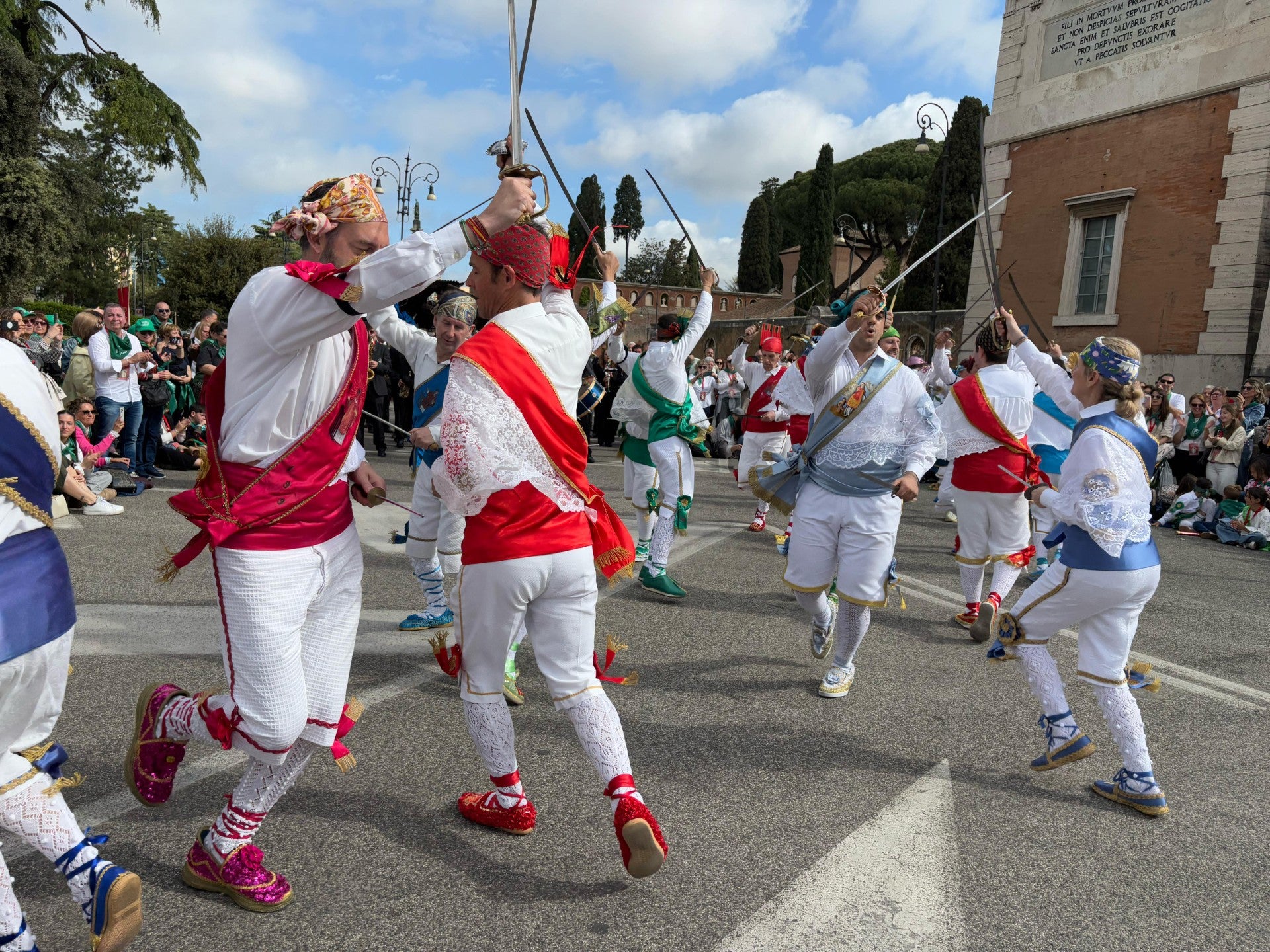 Los danzantes de Huesca bailan en Roma Los danzantes de Huesca bailan en Roma