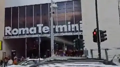 Trasiego intenso de viajeros en la estación de tren de Termini Trasiego intenso de viajeros en la estación de tren de Termini