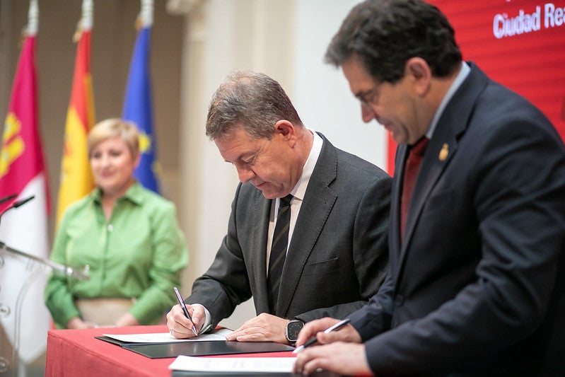 Junta invierte 515.000 euros en FENAVIN tras la firma del convenio con la Diputación de Ciudad Real Junta invierte 515.000 euros en FENAVIN tras la firma del convenio con la Diputación de Ciudad Real