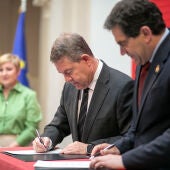 García-Page y Valverde firman el convenio para FENAVIN