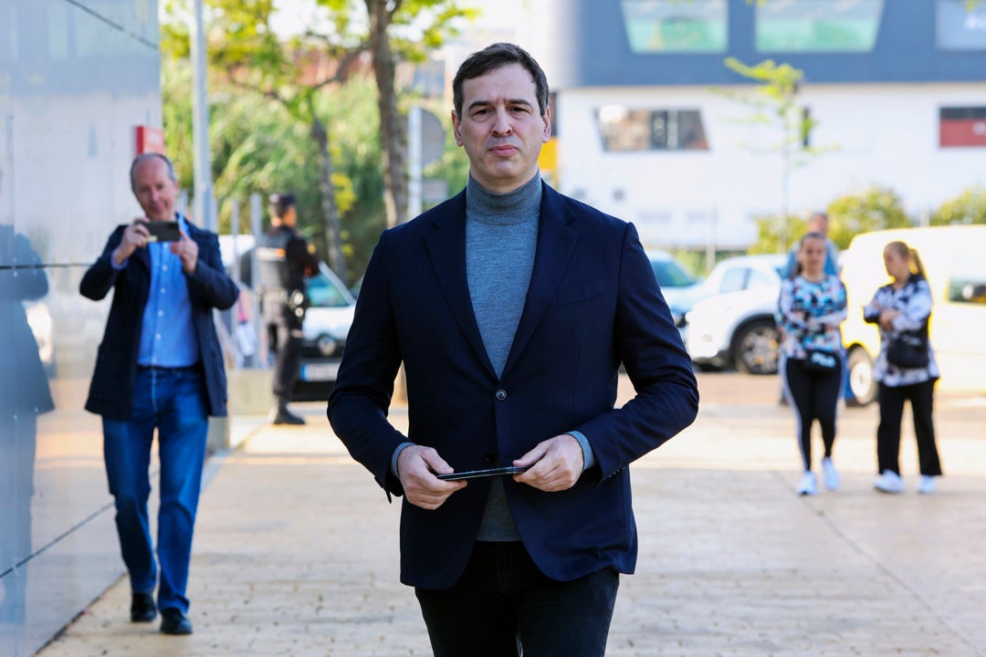 La jueza mantiene el pasaporte al hermano de Pedro Sánchez y no le impone medidas cautelares "en este momento" La jueza mantiene el pasaporte al hermano de Pedro Sánchez y no le impone medidas cautelares "en este momento"