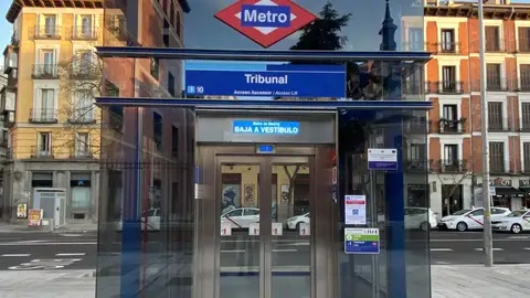 Arrancan las obras para la instalación de 15 nuevos ascensores que permitan conectar la calle con el andén del Metro Ascensor callejero del Metro de Madrid