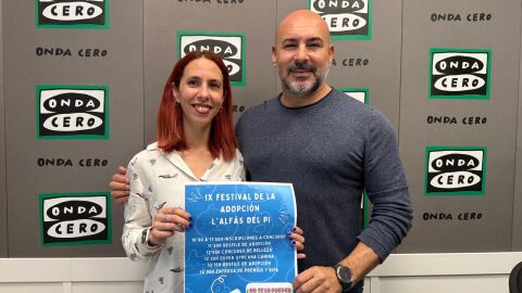 El concejal Luis Morant y B&aacute;rbara Bernaus, presidenta de APPA Protecci&oacute;n Animal nos animan a asistir al IX Festival de la Adopci&oacute;n de l'Alf&agrave;s del Pi