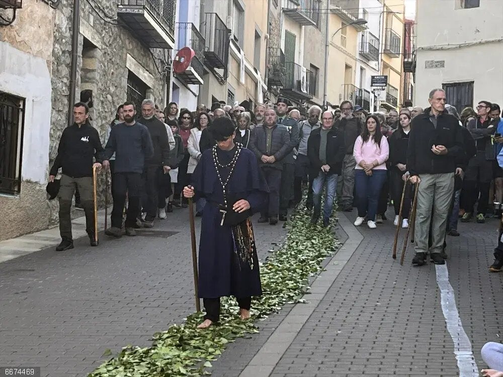 Els 'Pelegrins' de Les Useres inician su ruta hacia Sant Joan del Penyagolosa para pedir lluvia, paz y salud Els 'Pelegrins' de Les Useres inician su ruta hacia Sant Joan del Penyagolosa para pedir lluvia, paz y salud