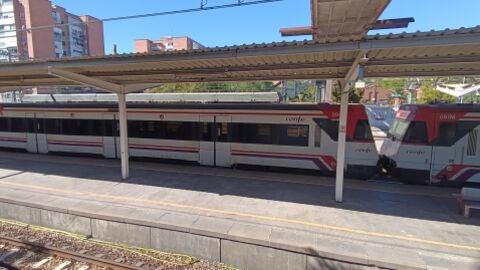 Tren de Cercan&iacute;as en la estaci&oacute;n de tren de Alcal&aacute; de Henares