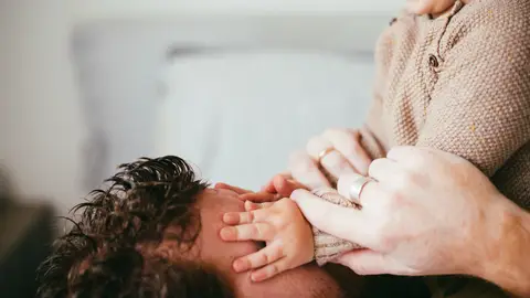 Imagen de una niña jugando con su padre Imagen de una niña jugando con su padre