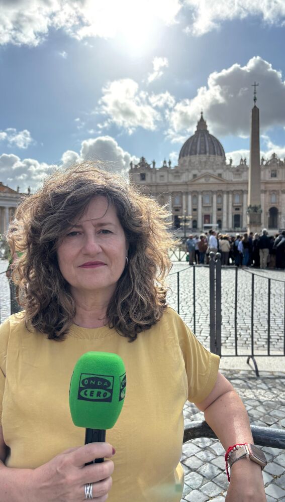 Elena Gijón, presentadora de Noticias Mediodía en la Ciudad del Vaticano