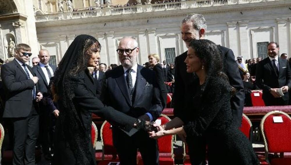 Los Reyes de España, Felipe VI y Letizia, dan la paz a Melania Trump