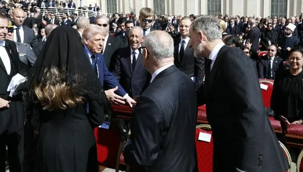 El rey Felipe VI da la paz al presidente de Estados Unidos, Donald Trump El rey Felipe VI da la paz al presidente de Estados Unidos, Donald Trump