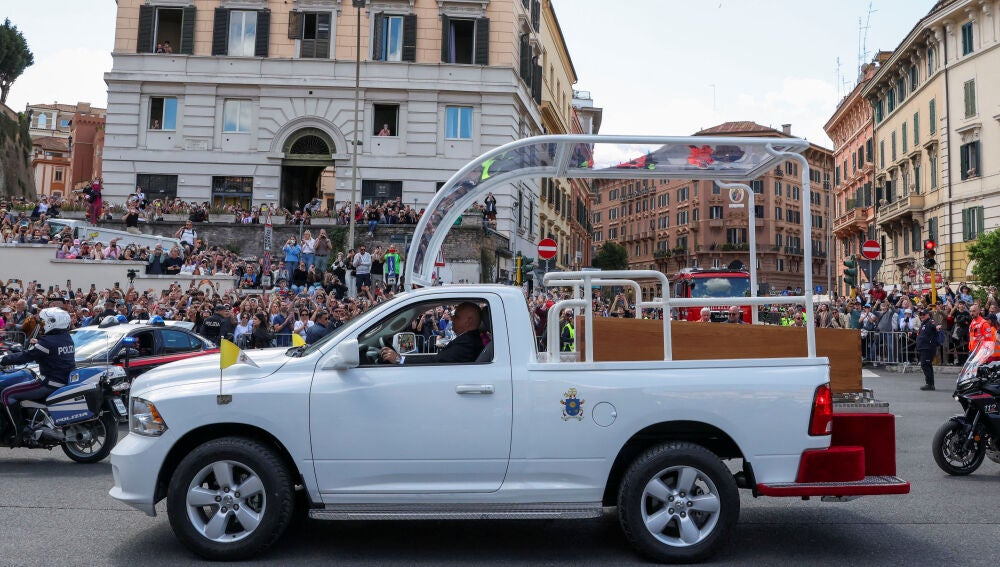 El 'papa móvil' con el ataúd del papa Francisco recorre las calles de Roma.