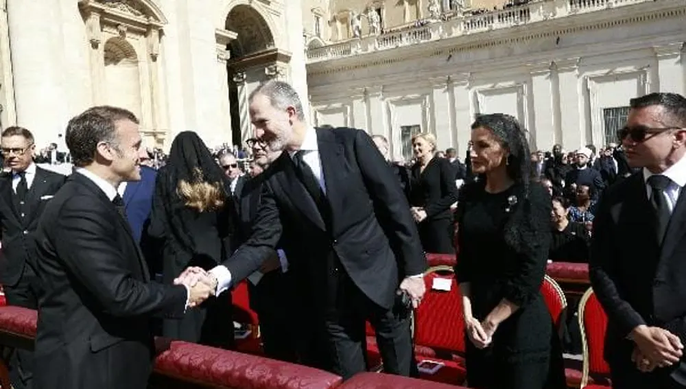 Felipe VI, junto a doña Letizia, estrecha la mano al presidente de Francia Emmanuel Macron Felipe VI, junto a doña Letizia, estrecha la mano al presidente de Francia Emmanuel Macron