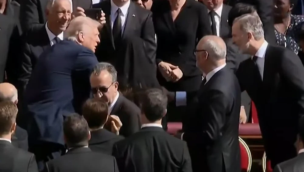 El Rey Felipe VI saluda al presidente de Estados Unidos, Donald Trump, antes del inicio del funeral del Papa Francisco. El Rey Felipe VI saluda al presidente de Estados Unidos, Donald Trump, antes del inicio del funeral del Papa Francisco.