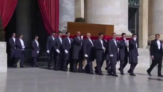 V&Iacute;DEO As&iacute; ha sido la salida del f&eacute;retro del papa Francisco a la Plaza de San Pedro