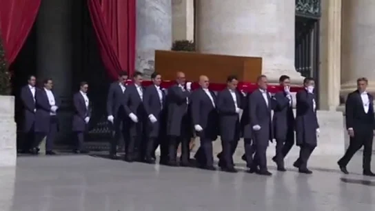 VÍDEO Así ha sido la salida del féretro del papa Francisco a la Plaza de San Pedro VÍDEO Así ha sido la salida del féretro del papa Francisco a la Plaza de San Pedro