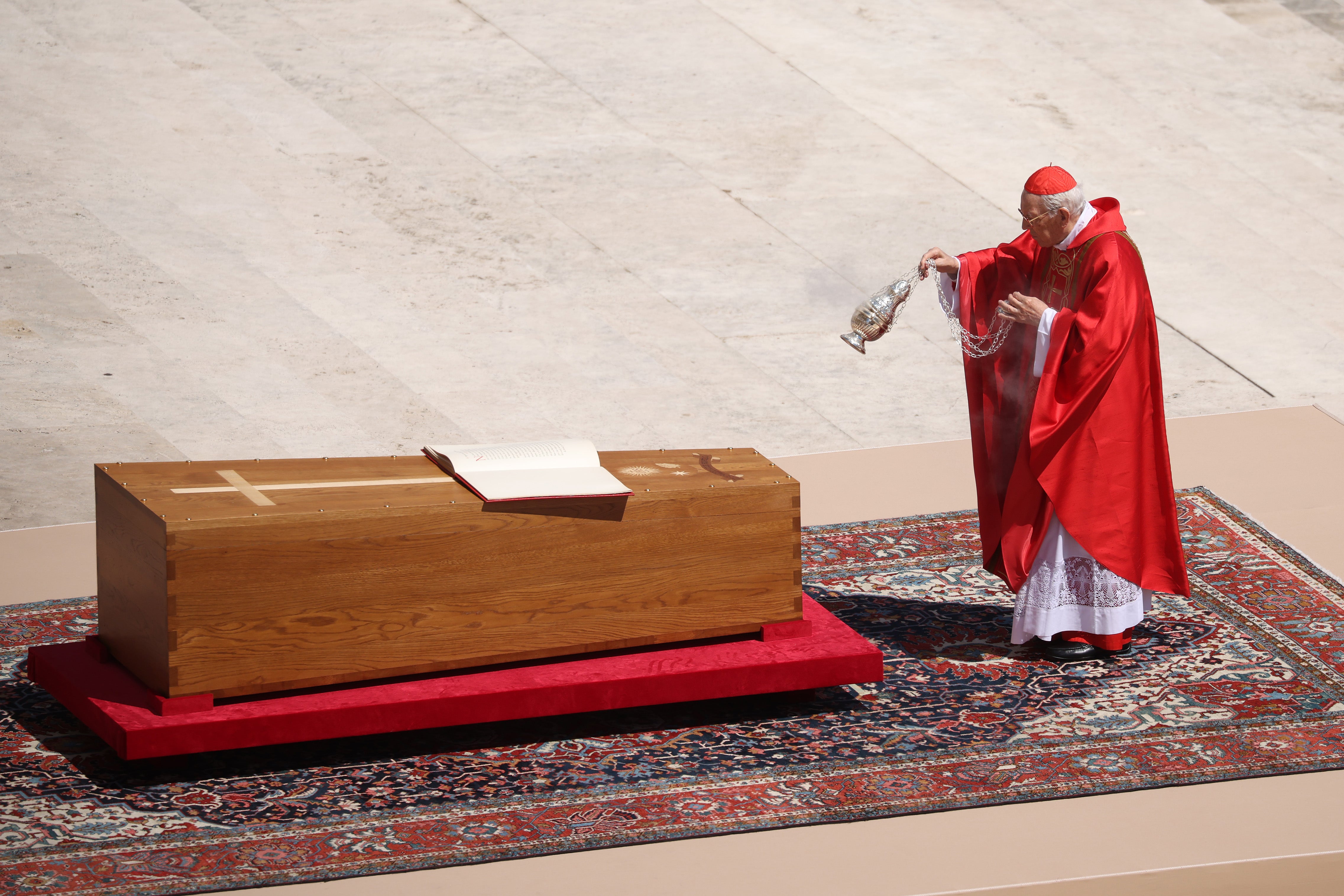 Estos son los objetos depositados dentro del féretro del papa Francisco Estos son los objetos depositados dentro del féretro del papa Francisco
