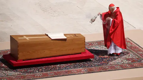 El cardenal Giovanni Battista Re al comienzo del funeral. El cardenal Giovanni Battista Re al comienzo del funeral.
