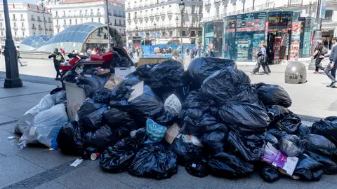 Imagen de acumulación de basura en la Puerta del Sol el 24 de abril Imagen de acumulación de basura en la Puerta del Sol el 24 de abril