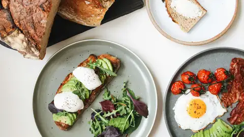 Tostadas de aguacate, huevos y otros alimentos Tostadas de aguacate, huevos y otros alimentos