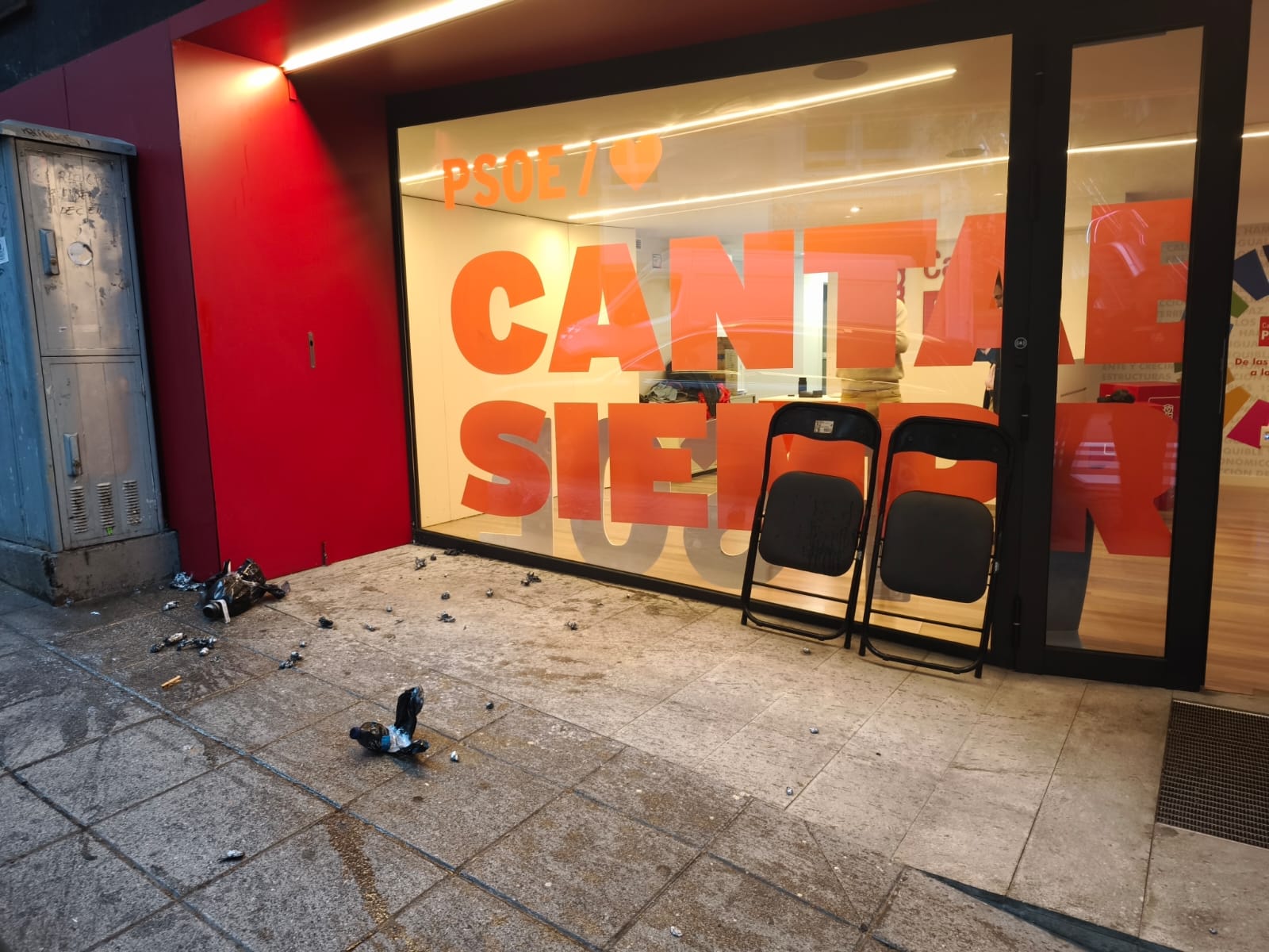 En libertad los dos detenidos por el ataque contra la sede del PSOE de Cantabria En libertad los dos detenidos por el ataque contra la sede del PSOE de Cantabria