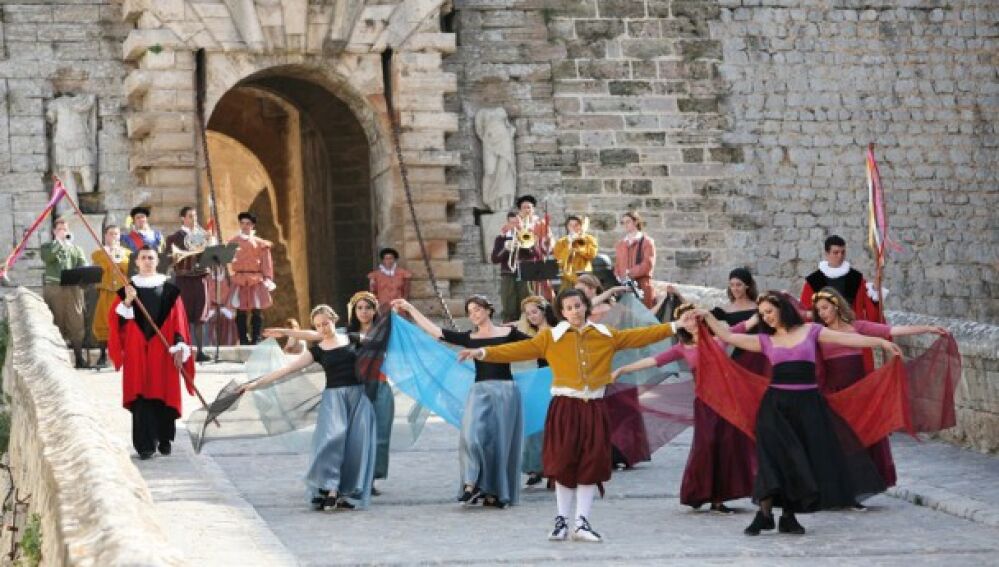 Espectáculo de danzas medievales frente a las murallas
