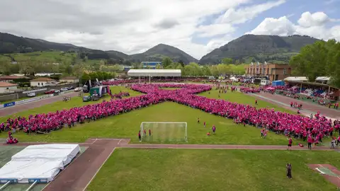 Más de 7.000 personas participan en el 'Lazo rosa' de Luchemos por la Vida, que no consigue el Récord Guinness Más de 7.000 personas participan en el 'Lazo rosa' de Luchemos por la Vida, que no consigue el Récord Guinness