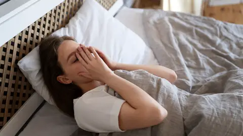Mujer con problemas para dormir Mujer con problemas para dormir