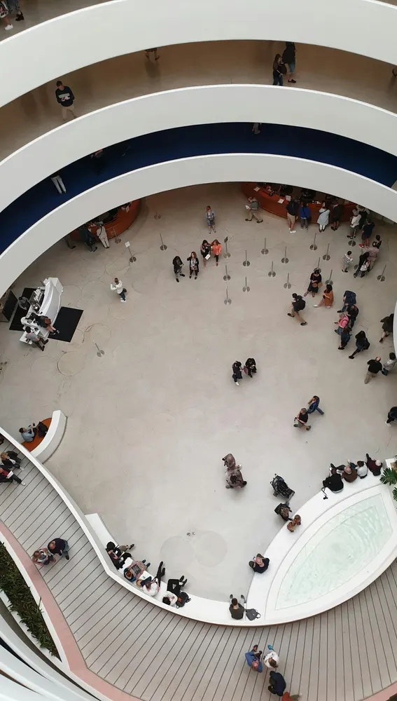 Interior del museo Guggenheim de Nueva York Interior del museo Guggenheim de Nueva York