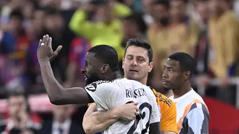 Antonio Rüdiger sujetado por un miembro del cuerpo técnico en la final de la Copa del Rey Antonio Rüdiger sujetado por un miembro del cuerpo técnico en la final de la Copa del Rey