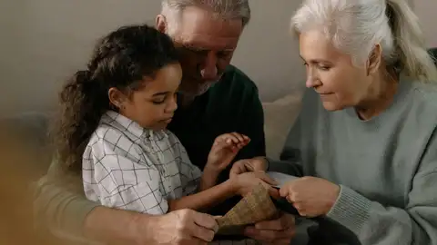 Un nuevo estudio demuestra quién de los cuatro abuelos es el que más influye en sus nietos Un nuevo estudio demuestra quién de los cuatro abuelos es el que más influye en sus nietos