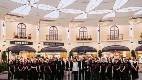 Más de un millar de personas se dan cita en el ‘patio andaluz’ de McArthurGlen Málaga para disfrutar del joven talento local Mas de Uno