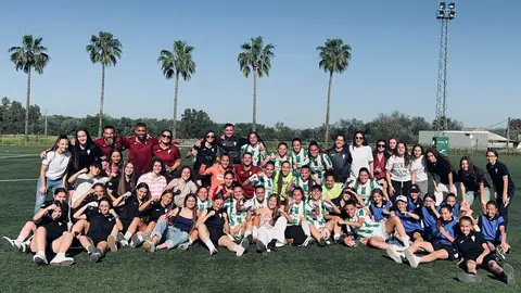 El Córdoba Femenino celebra la permanencia El Córdoba Femenino celebra la permanencia