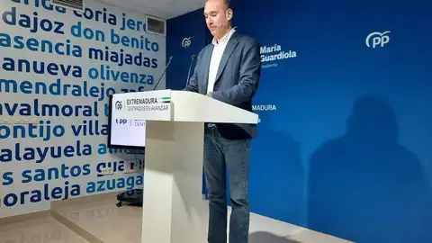 El portavoz del PP de Extremadura, José Ángel Sánchez Juliá, en rueda de prensa en Mérida El portavoz del PP de Extremadura, José Ángel Sánchez Juliá, en rueda de prensa en Mérida