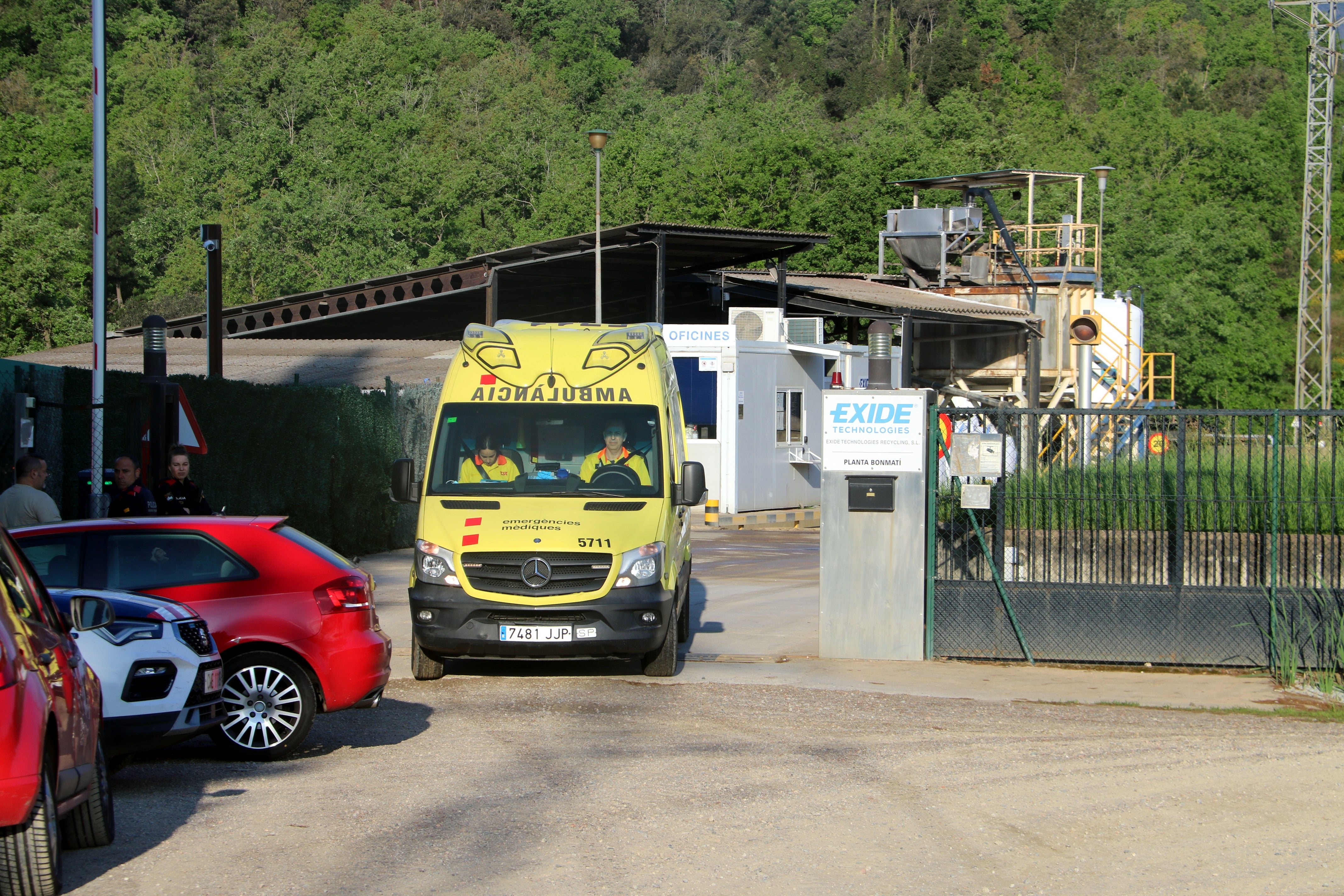 Un mort i dos ferits en una explosió en una planta de bateries a la Selva Un mort i dos ferits en una explosió en una planta de bateries a la Selva