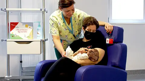 El Hospital Universitario de Torrejón y Mamás en Acción colaborar para desarrollar un programa de acompañamiento a menores vulnerables durante su hospitalización Una voluntaria de Mamás en Acción con un bebé durante su labor de acompañamiento en un centro hospitalario