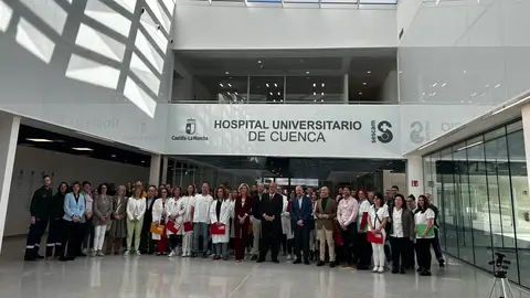 Foto de familia con parte de los profesionales que han empezado a trabajar en el nuevo hospital universitario de Cuenca Foto de familia con parte de los profesionales que han empezado a trabajar en el nuevo hospital universitario de Cuenca