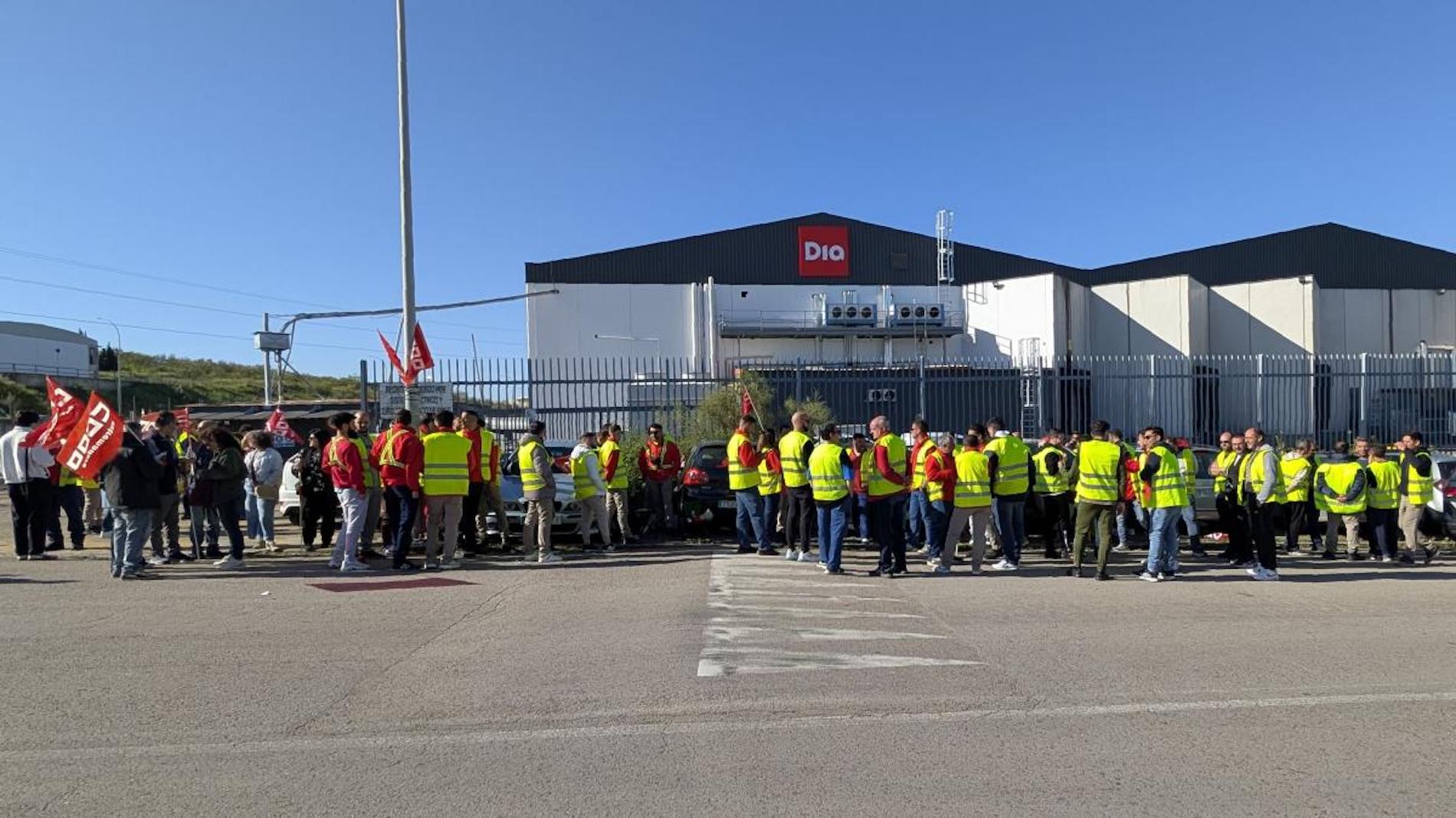 Desconvocada la huelga en la plataforma logística de DIA en Mérida al ceder la empresa y aceptar abrir una mesa estatal para negociar Desconvocada la huelga en la plataforma logística de DIA en Mérida al ceder la empresa y aceptar abrir una mesa estatal para negociar
