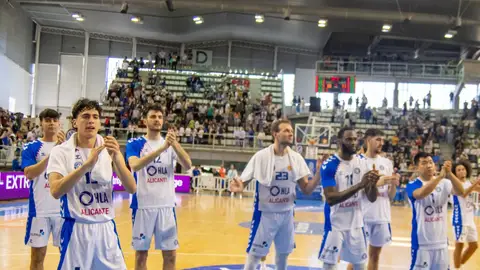 Los jugadores del HLA Alicante celebran la victoria ante Estudiantes. Los jugadores del HLA Alicante celebran la victoria ante Estudiantes.