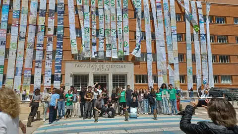 Profesores de la Complutense cubren la facha de la Facultad de Físicas La Comunidad de Madrid afronta este lunes su primera huelga general educativa en doce años